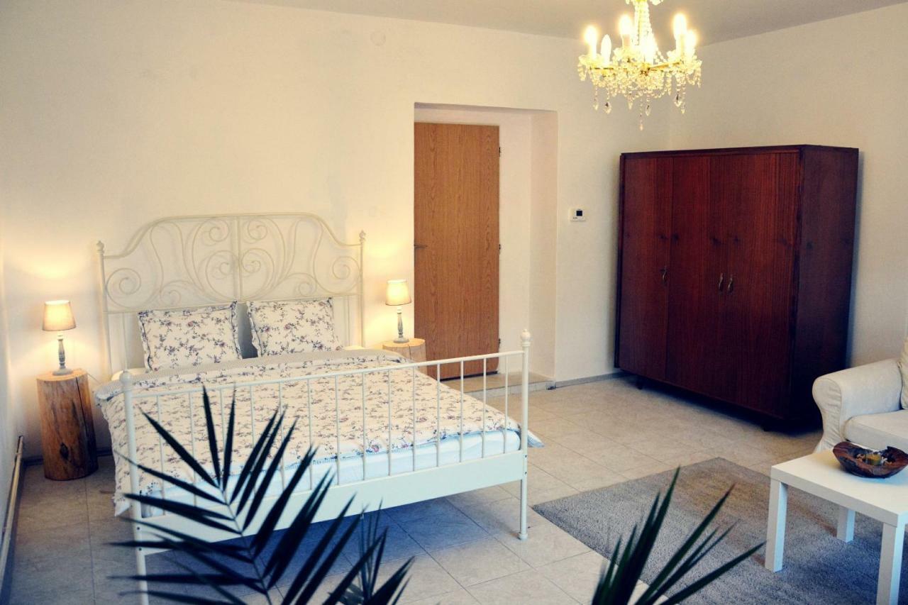 Apartmany Pod Putimskou Branou Písek Kültér fotó